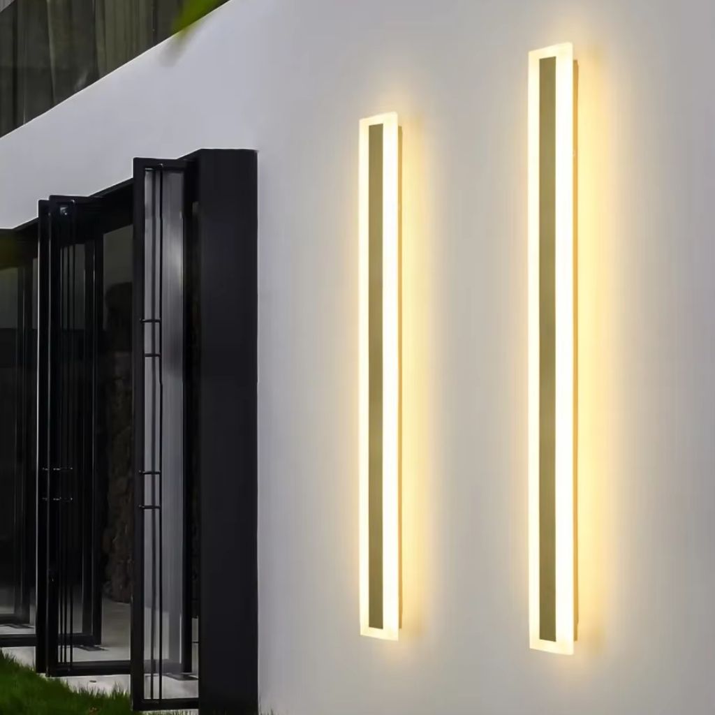 Elegant Linear Outdoor Wall Light with Dimmable LED and IP65 Rating | Modern Golden Design for Stylish Exteriors